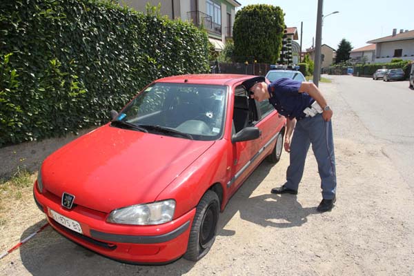 Vigile sospeso dal servizio. Entra in municipio e spara al sindaco