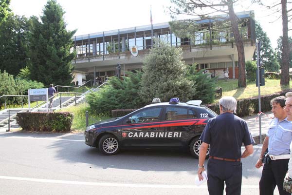 Vigile sospeso dal servizio. Entra in municipio e spara al sindaco