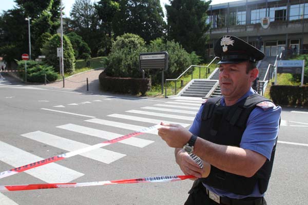 Vigile sospeso dal servizio. Entra in municipio e spara al sindaco