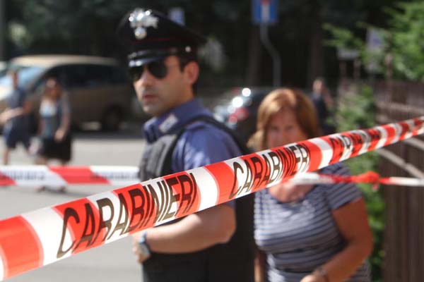 Vigile sospeso dal servizio. Entra in municipio e spara al sindaco