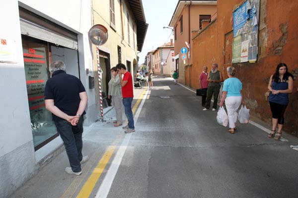 Vigile sospeso dal servizio. Entra in municipio e spara al sindaco