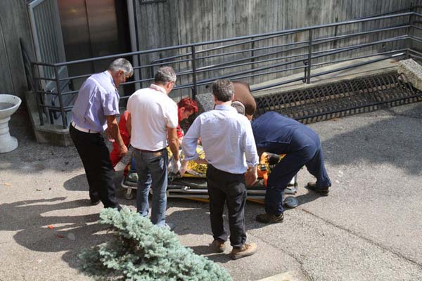 Vigile sospeso dal servizio. Entra in municipio e spara al sindaco