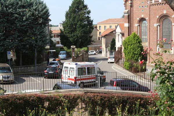 Vigile sospeso dal servizio. Entra in municipio e spara al sindaco