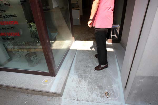 Vigile sospeso dal servizio. Entra in municipio e spara al sindaco