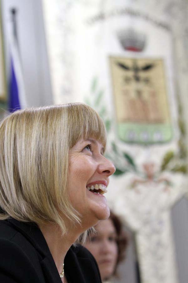 Vigile sospeso dal servizio. Entra in municipio e spara al sindaco