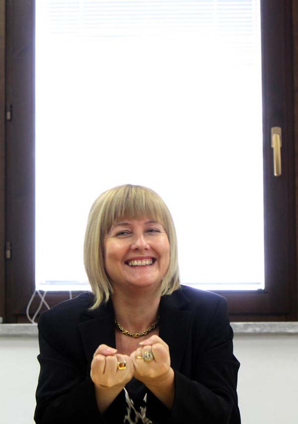 Vigile sospeso dal servizio. Entra in municipio e spara al sindaco