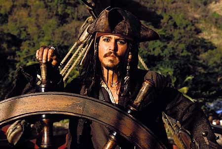 Johnny Depp dà scandalo: bacia in bocca il conduttore tv