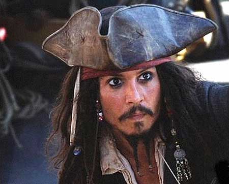 Johnny Depp dà scandalo: bacia in bocca il conduttore tv