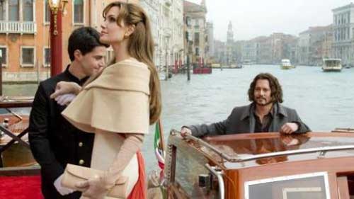 Johnny Depp dà scandalo: bacia in bocca il conduttore tv