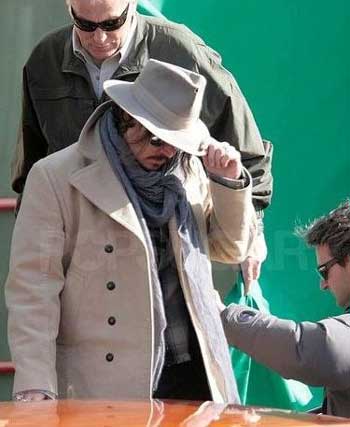 Johnny Depp dà scandalo: bacia in bocca il conduttore tv