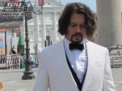 Johnny Depp dà scandalo: bacia in bocca il conduttore tv