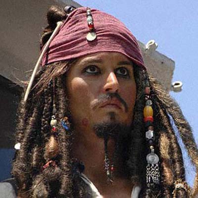 Johnny Depp dà scandalo: bacia in bocca il conduttore tv