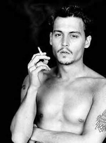 Johnny Depp dà scandalo: bacia in bocca il conduttore tv