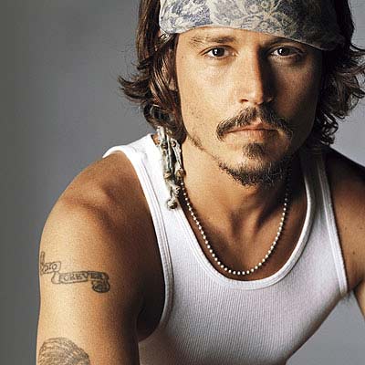 Johnny Depp dà scandalo: bacia in bocca il conduttore tv