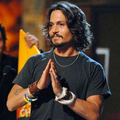 Johnny Depp dà scandalo: bacia in bocca il conduttore tv