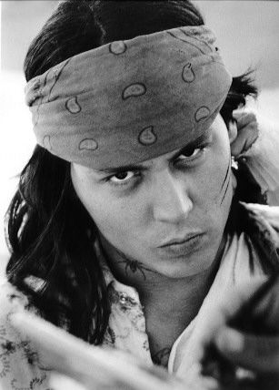 Johnny Depp dà scandalo: bacia in bocca il conduttore tv
