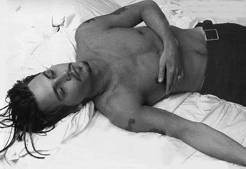 Johnny Depp dà scandalo: bacia in bocca il conduttore tv