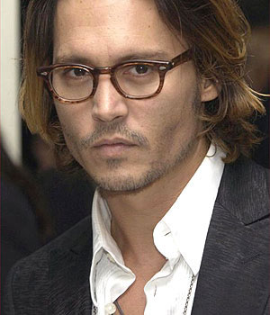 Johnny Depp dà scandalo: bacia in bocca il conduttore tv