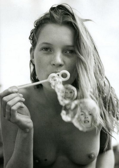 Kate Moss, le foto da un milione e mezzo di dollari finiscono all’asta Kate Moss, le foto da un milione e mezzo di dollari finiscono all’asta