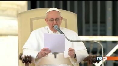 Bergoglio: “La Chiesa rinnovi le sue strutture caduche”
