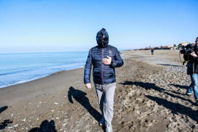 Beppe Grillo al mare. Giallo sull’incontro al Quirinale