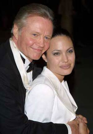 Angelina Jolie torna al lavoro dopo la mastectomia Angelina Jolie torna al lavoro dopo la mastectomia