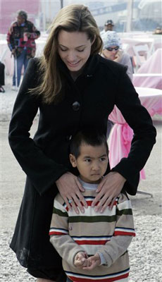 Angelina Jolie torna al lavoro dopo la mastectomia Angelina Jolie torna al lavoro dopo la mastectomia