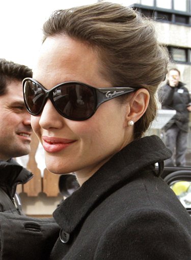 Angelina Jolie torna al lavoro dopo la mastectomia Angelina Jolie torna al lavoro dopo la mastectomia