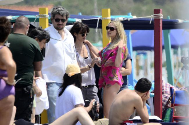 Coccole roventi fra Martina Stella e Giorgio Pasotti: la passione esplode sul set