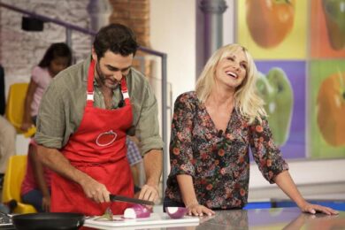 Bikini strabordante per la Clerici: Antonella mamma sexy tra le onde