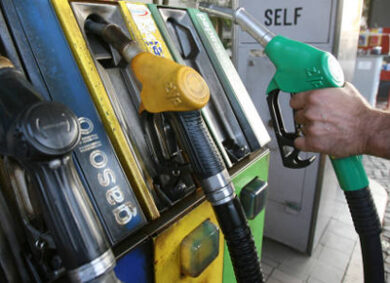 Carburanti/ Vacanze sempre più care: la benzina aumenta ancora
