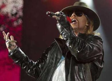 “Ho fumato le sigarette elettroniche e ho avuto un malore”. La denuncia del chitarrista dei Guns ‘n’ Roses