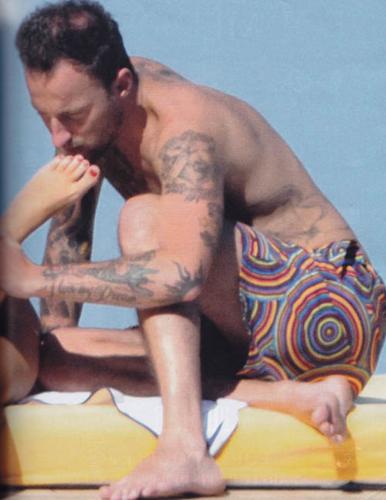 Facchinetti torna dalla Marcuzzi: notte insieme per gli ex fidanzati Facchinetti torna dalla Marcuzzi: notte insieme per gli ex fidanzati
