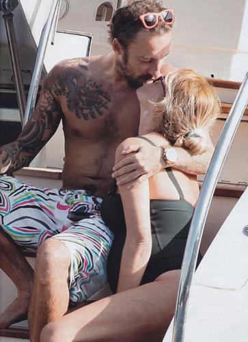 Facchinetti torna dalla Marcuzzi: notte insieme per gli ex fidanzati Facchinetti torna dalla Marcuzzi: notte insieme per gli ex fidanzati