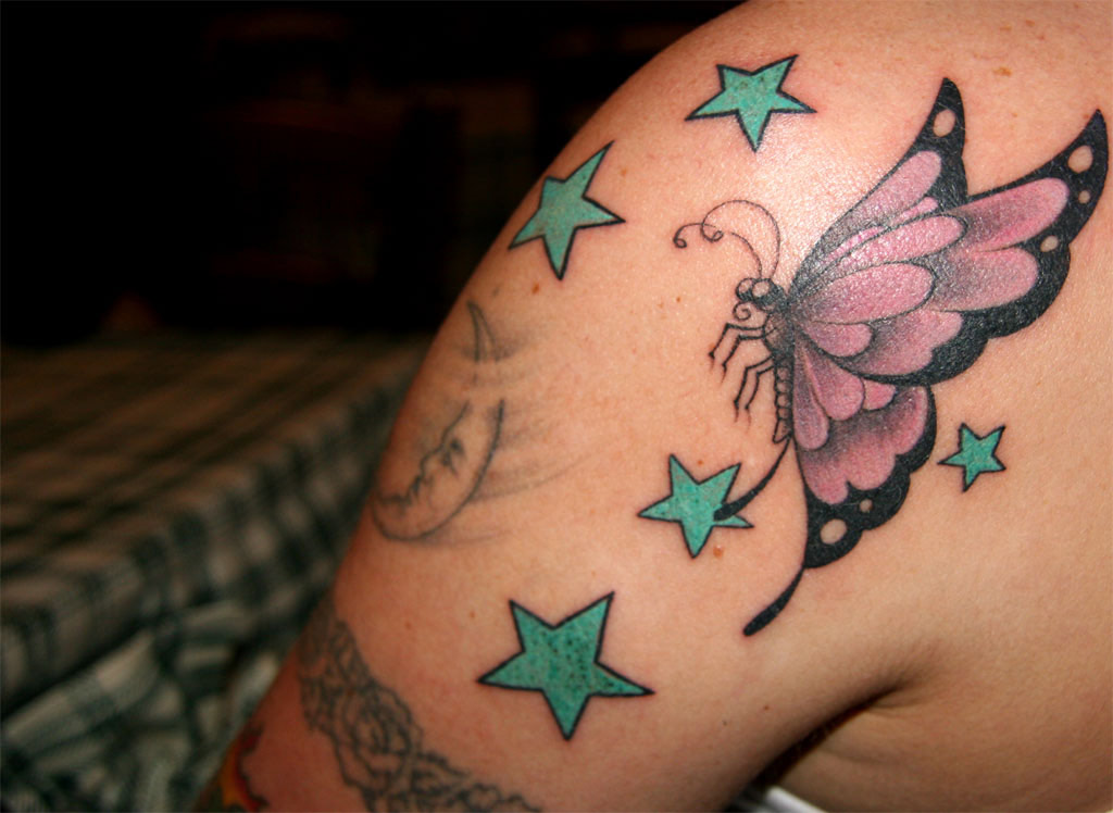 Si sveglia con 56 tatuaggi in faccia. Cancellate, l’odissea di Kimberley è finita