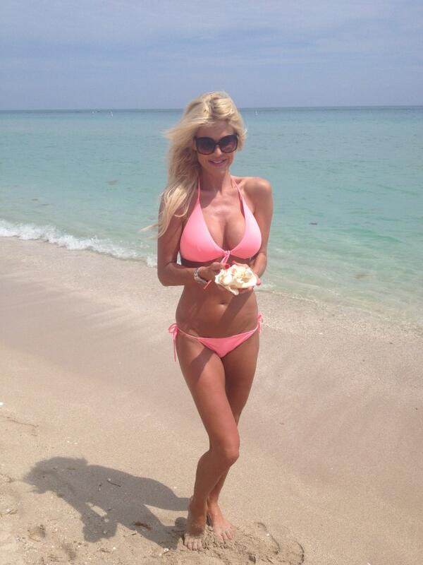 Rihanna senza slip in centro a Londra. Polemica