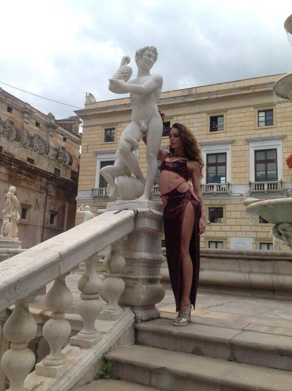 Rihanna senza slip in centro a Londra. Polemica