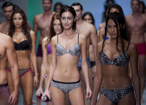 Polemica su Calvin Klein: di nuovo licenziamenti, questa volta a Trento Polemica su Calvin Klein: di nuovo licenziamenti, questa volta a Trento