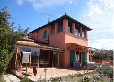 Grillo torna ad attaccare l’euro. E lancia l’operazione ‘ritorno alla Lira’