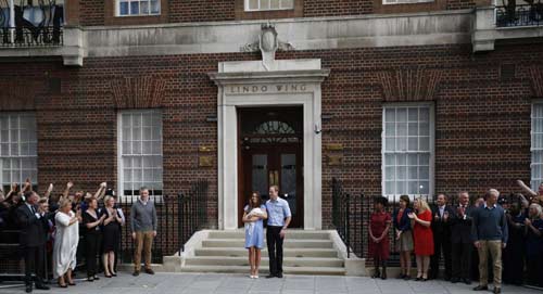 Gb, presentato il Royal Baby: si chiamerà George Alexander Louis Gb, presentato il Royal Baby: si chiamerà George Alexander Louis