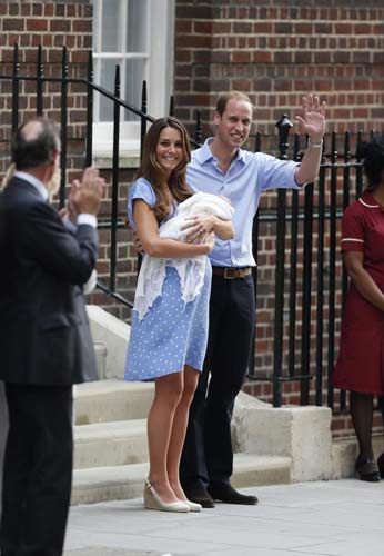 Gb, presentato il Royal Baby: si chiamerà George Alexander Louis Gb, presentato il Royal Baby: si chiamerà George Alexander Louis