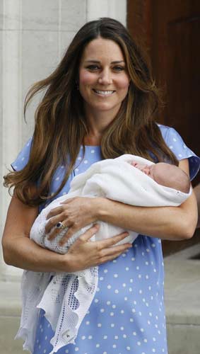 Gb, presentato il Royal Baby: si chiamerà George Alexander Louis Gb, presentato il Royal Baby: si chiamerà George Alexander Louis