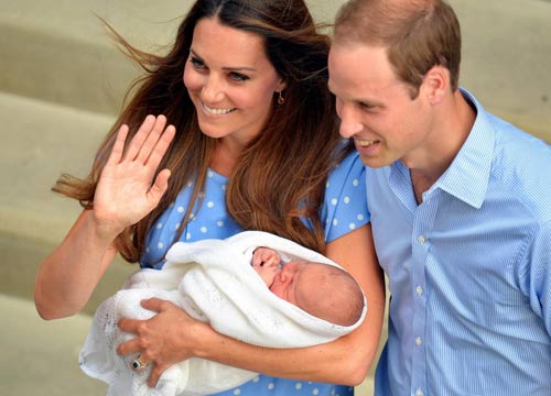 Gb, presentato il Royal Baby: si chiamerà George Alexander Louis Gb, presentato il Royal Baby: si chiamerà George Alexander Louis