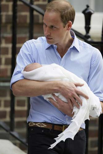 Gb, presentato il Royal Baby: si chiamerà George Alexander Louis Gb, presentato il Royal Baby: si chiamerà George Alexander Louis
