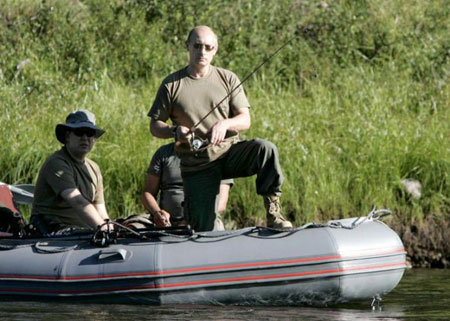 Russia, torna il Putin super-macho. Cacciatore ed esploratore degli abissi