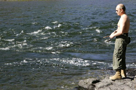 Russia, torna il Putin super-macho. Cacciatore ed esploratore degli abissi