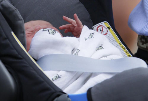 Il Royal Baby è già costato agli inglesi più di 500.000 euro. E non finisce qui… Il Royal Baby è già costato agli inglesi più di 500.000 euro. E non finisce qui…