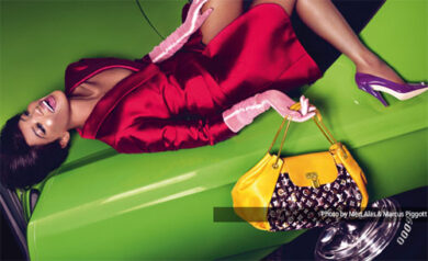 Naomi prende il sole a Mykonos. E vicino a lei alcuni nudisti…