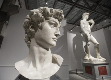 Nuovo look ribelle per il David. Si riempie di tatuaggi…