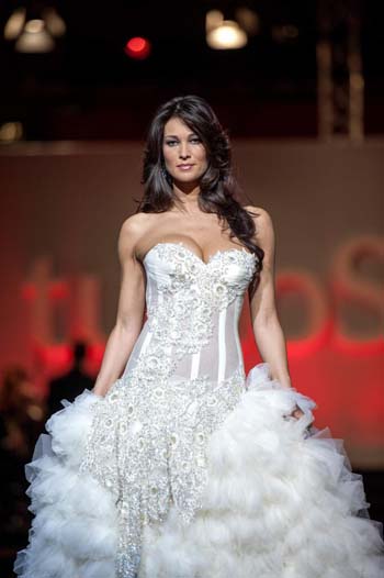 Il bikini di Manuelona è strabordante: topless involontario per l’Arcuri Il bikini di Manuelona è strabordante: topless involontario per l’Arcuri